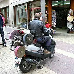 Scheren­schleifer mit um­gebau­tem Motor­roller in Tossa de Mar, 2009