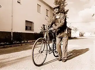 „Afilador“ mit um­gebau­tem „Scheren­schleifer-Fahrrad“ in Spanien, 20. Jh.