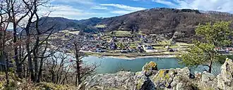 Aggsbach Markt vom gegenüberliegenden Donauufer aus gesehen