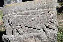 Christlicher Grabstein beim Mausoleum mit einem archaischen Löwenrelief