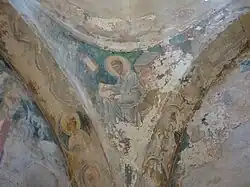 Wandmalerei in der Kirche Agios Pavlos mit dem Evangelisten Lukas, darüber befindet sich die Inschrift aus dem Jahre 1303/4