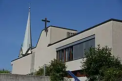 Katholische Kirche St. Agnes von 1975 mit reformiertem Kirchturm