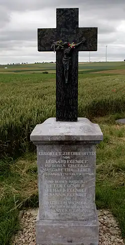 Sockel eines Ahlbacher Feldkreuzes aus Wirbelau-Marmor mit Kreuz aus Diabas