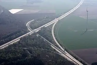 Von rechts oben nach links unten die A 1; rechts unten die A 29
