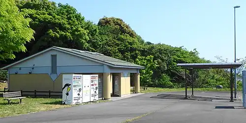 Unterstand, Sanitärgebäude und Automaten auf einem Rastplatz an der E 97 in Japan