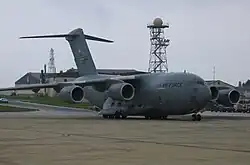 Nach dem Ausbau 2005 können nun auch große Transportmaschinen wie die C-17 (im Bild) und die C-5 Galaxy problemlos auf der Air Base landen