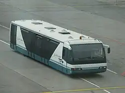 Ein Neoplan-Vorfeldbus auf dem Flughafen Moskau-Domodedowo