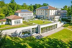 Luftaufnahme des Geländes der Akademie für Politische Bildung in Tutzing im Sommer