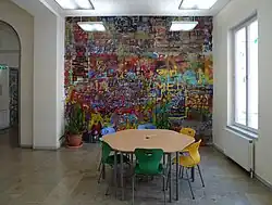 Die „Kritzelwand“ mit „Lerninsel“