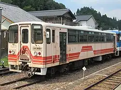 Dieseltriebwagen im Bahnhof