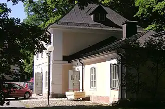 Das westliche Nebengebäude (Flügel)