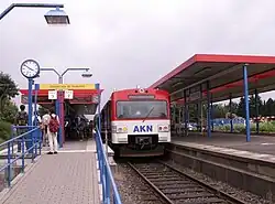 Bahnhof Ulzburg Süd, bahnsteiggleiches Umsteigen zu beiden Seiten zwischen A2 und A1 (+ A3)