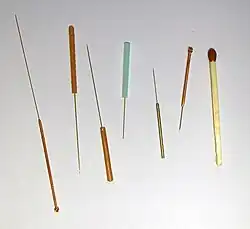 Größenvergleich von Akupunkturnadeln mit einem Streichholz