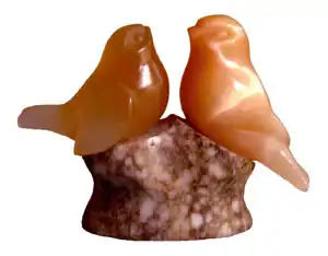 Vogelskulptur aus Alabaster-Seidenspat