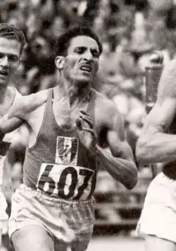 Alain Mimoun – vielfacher Medaillengewinner bei früheren Olympischen Spielen, unter anderem Marathon-Sieger 1956 – trat hier noch einmal an und wurde Siebter