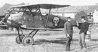 Godwin Brumowski (links) mit Frank Linke-Crawford vor seinem Oeffag D.III (Serie 153), Flugfeld Torresella der FliK 41J (k.u.k. Luftfahrttruppen), Dezember 1917