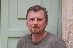 Zahlreiche moderne Gebets- und Lobpreislieder schuf Albert Frey