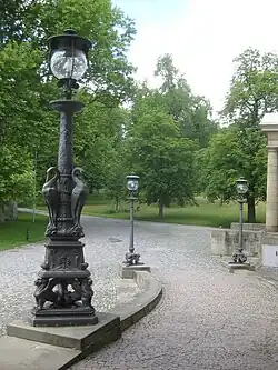 Vorne ein Hauptkandelaber, hinten zwei Seitenkandelaber