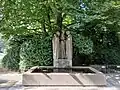 Brunnen-Skulptur, Jesus mit Jüngern von Emmaus. Ostfriedhof, St. Gallen
