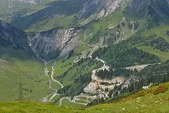 2015 Neutrassierung der Arlbergstraße. Im Hintergrund die Flexengalerie.