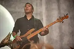 Live-Bassist Indria Saray