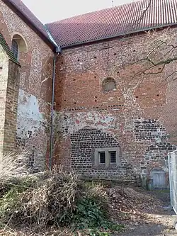 Chor und Nordquerhaus: Anschlüsse der im 18. Jh. abge­brochenen Nikolai­kapelle, ver­schlossen mit Rasen­eisen­stein