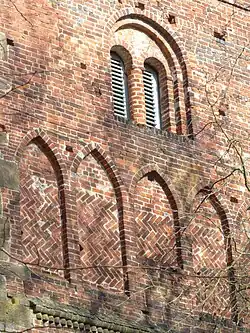 Turm, Südseite, Biforium mit Mittel­stütze aus geriffelten Form­steinen, Blenden mit Fisch­gräten­muster