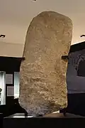 Menhir IV, das Original im Palais Mamming Museum