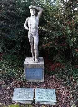 Alice Eckenstein (1890–1984), Schweizerisches Rotes Kreuz (SRK) Helferin im Ersten Weltkrieg. Familiengrab: Eckenstein-Marfort-Geigy-Zieauf dem Friedhof Wolfgottesacker, Basel. Skulptur von August Suter