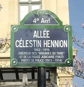 Straßenschild der Allée Célestin-Hennion am Place Louis Lépine