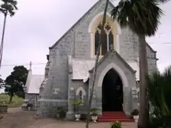All Saints Chapel of Ease, der Giebel einer neogotischen Kirche mit Spitzbogenfenstern.