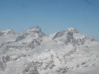 In der Bildmitte der Adlergletscher, links davon Rimpfischhorn, rechts Strahlhorn, ganz links das Allalinhorn