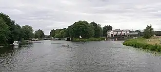 Staustufe mit Wasserkraftwerk (rechts) und Schleuse (links)