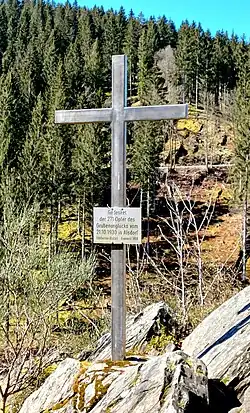 Das Kreuz auf der Felsformation am Eifelblick