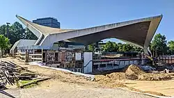 Abbrucharbeiten unter der teilweise freigelegten Dachkonstruktion (August 2021)