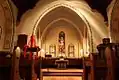 Altarraum; Kirchenfenster rückseitig beleuchtet