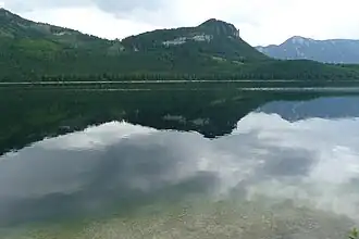 Blick vom Altausseer See auf den Tressenstein, Zinken im Hintergrund rechts
