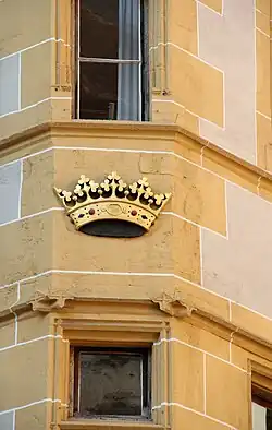 Detail mit Fenstergewänden und Gesimsen (2011). Die Krone ist eine Replikation.[7] Das Original wurde vermutlich 1915 abgeschlagen.