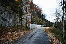 Von der Südseite her kommende alte Passwangstrasse kurz vor der Einmündung in die neue Strasse auf der Passwang-Nordseite (2019)