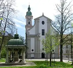 Sankt Peter und Paul (im Vordergrund das Kriegerdenkmal)