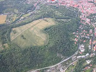 Das Gipfelplateau von Gossel mit dem nordöstlichen Bergsporn Alteburg