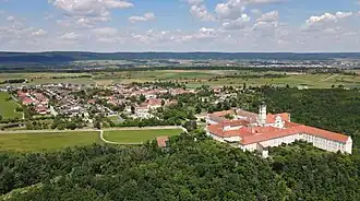 Blick auf Altenburg mit dem Stift im Vordergrund.