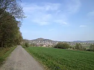 Blick vom Ederseeweg am Berg Altenburg der Niedensteiner Altenburg nach Niedenstein mit dem Niedensteiner Kopf