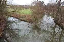 Der Erbach (links) fließt in die Wied