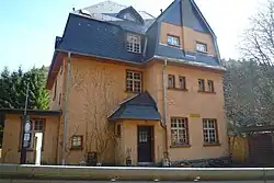 Straßenseite des Bahnhofs Herrnberg (2014)