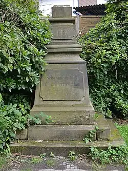 Postament des Fried­hofs­kreuzes