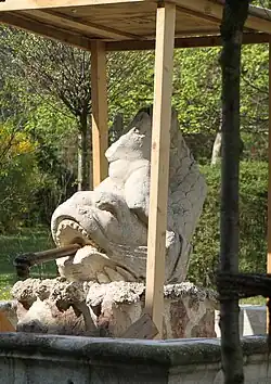 Alter Pfarrhof Neptunbrunnen Kindl mit Delphin verfertigt 1720