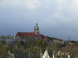 Die Westliche Höhe mit dem Alten Gymnasium und der kleinen Diako-Kirche im Hintergrund, vom Ostufer Förde aus.