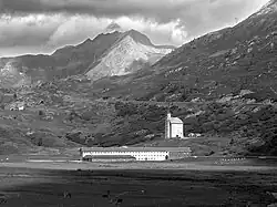 Das Barralhaus. Im Hintergrund das Alte Hospiz. Am Horizont das Wasenhorn