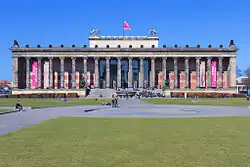 Ansicht des Alten Museums vom Lustgarten aus